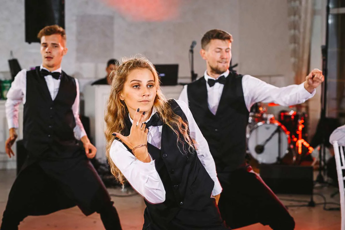 Танцюючі Офіціанти